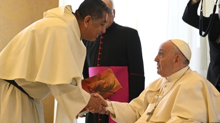 Le Pape saluant les Frères de la Bienheureuse Vierge Marie, Mère de Miséricorde, le 7 mai. 