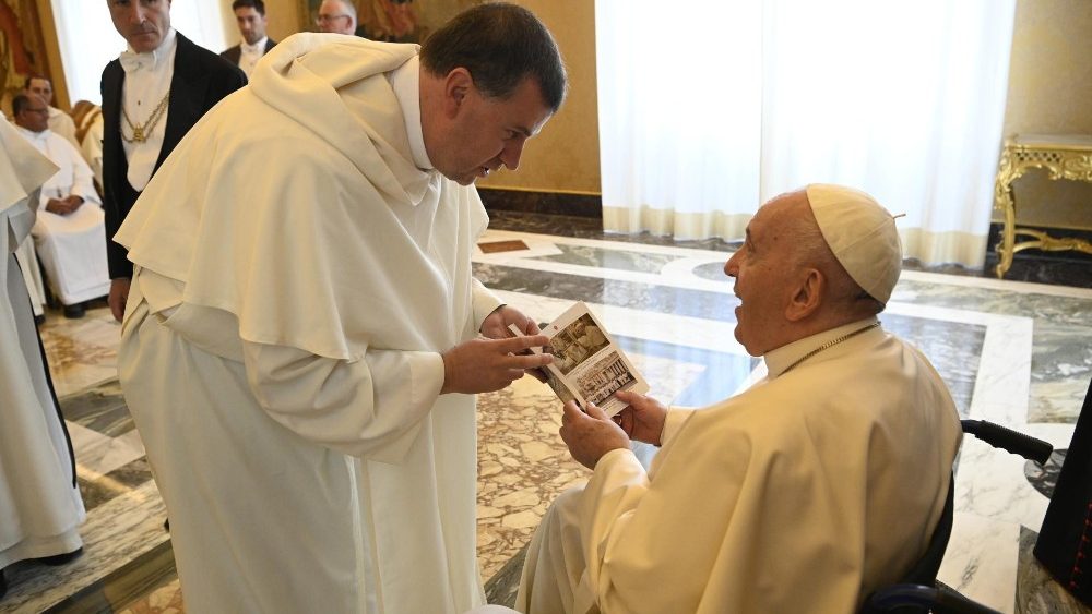 Frei Reginaldo Roberto Luiz apresenta ao Papa o Diretório Geral de Pastoral dos Padres Mercedários (Vatican Media)