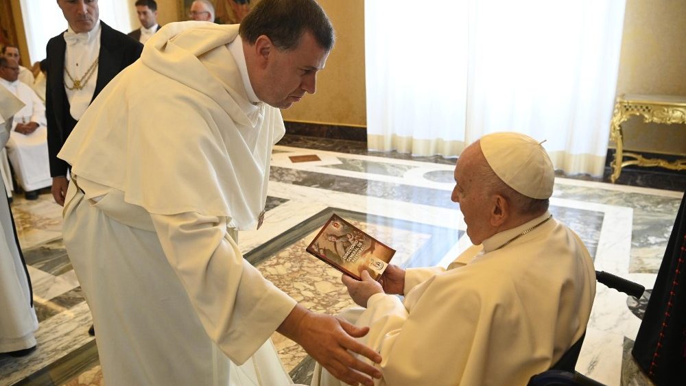 Frei Reginaldo Roberto Luiz apresenta ao Papa o Diretório Geral de Pastoral dos Padres Mercedários (Vatican Media)