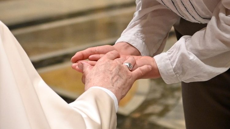 Francesco durante l'udienza in Sala Clementina