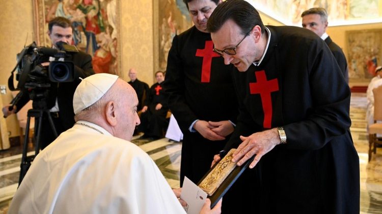 Папа Франциск на встрече с участниками Генерального капитула камиллианцев (Ватикан, 16 мая 2022 г.) 