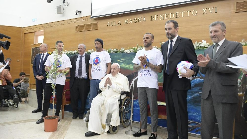 Papa Francisco entre Dani Alves e Ronaldinho
