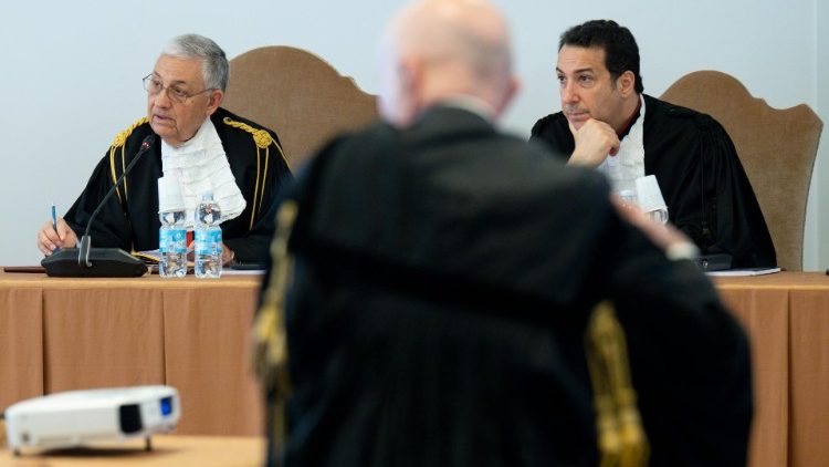 Il processo nell'Aula dei Musei Vaticani per i presunti illeciti compiuti con i fondi della Santa Sede