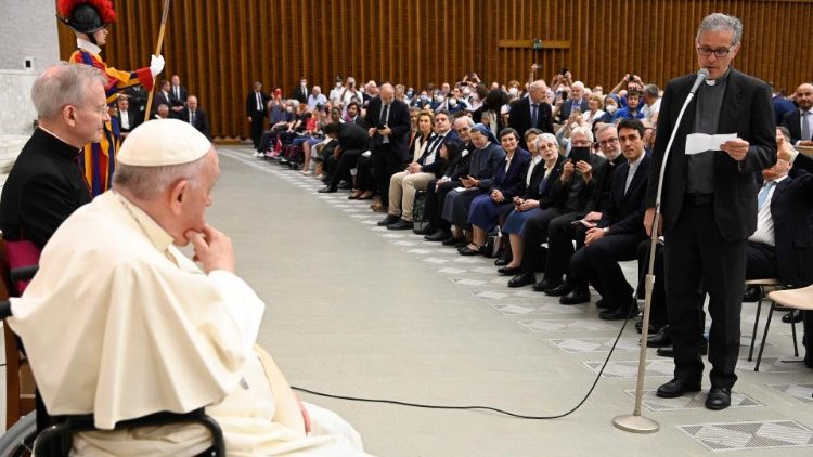 Eine Audienz im Dialog mit der Redaktion und Lesern der Zeitschrift 'Famiglia Cristiana'