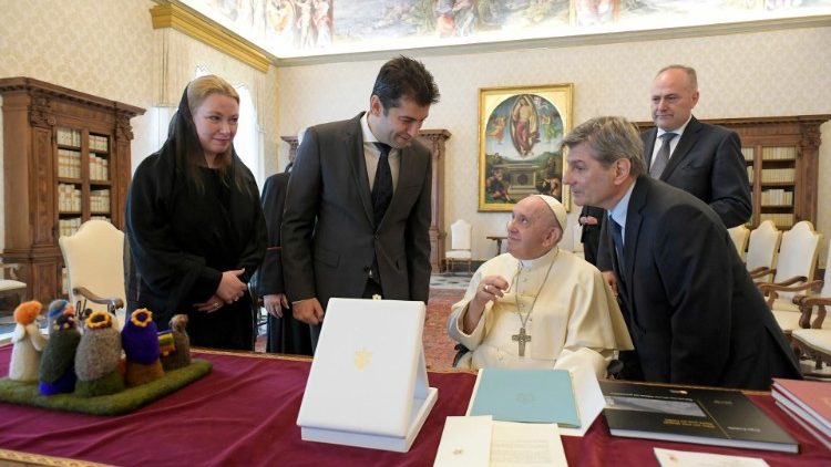Francisco recibe un obsequio del Primer Ministro de Bulgaria, Kiril Petkov.