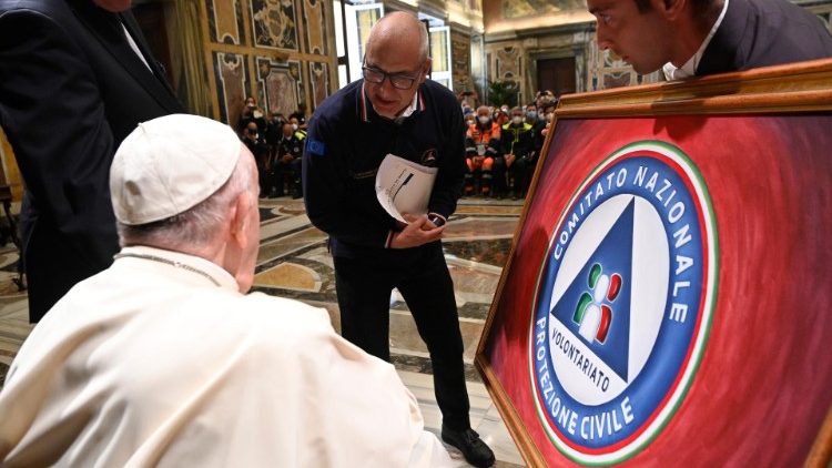 Il dono dei volontari della Protezione Civile al Papa
