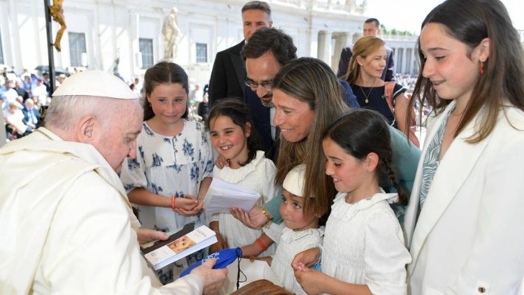Papa saúda família durante uma Audiência Geral na Praça São Pedro