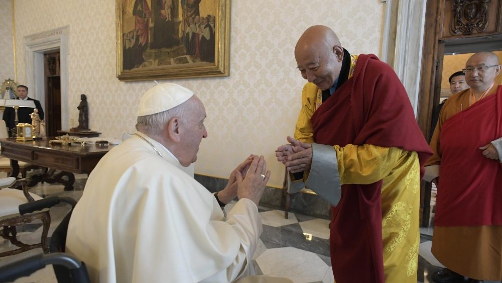 Saudação entre o Papa e líder budista da Mongólia