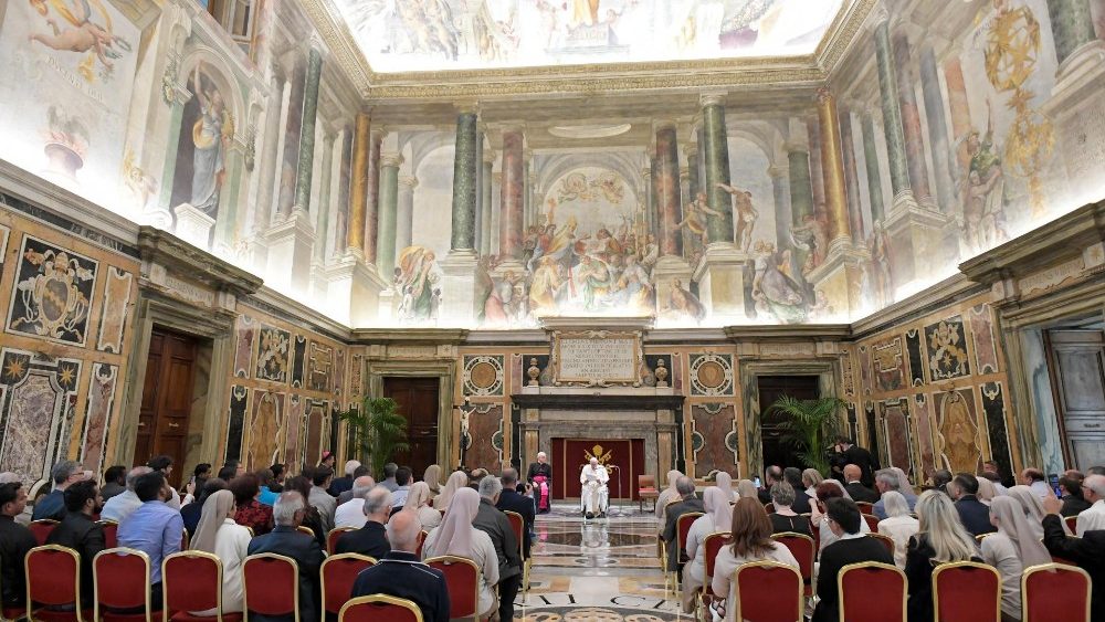 Papa Francisco com os participantes no Capítulo Geral dos Pobres Servos e das Pobres Servas da Divina Providência