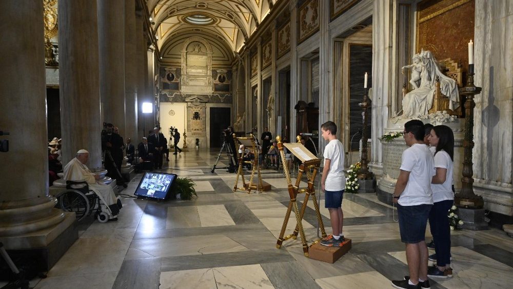 Na conclusão do mês mariano, a oração do Santo Terço pela paz na Basílica Santa Maria Maior