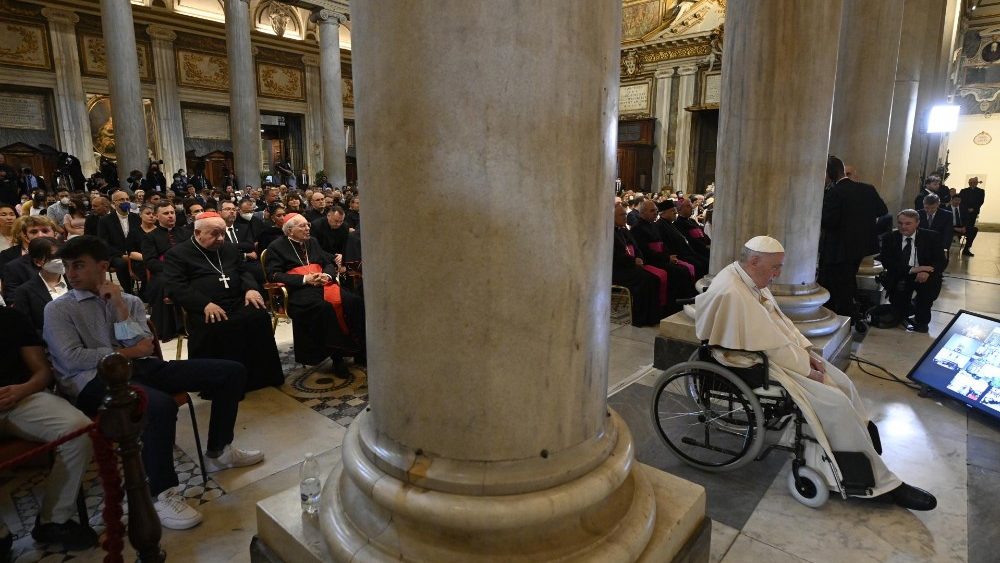 Na conclusão do mês mariano, a oração do Santo Terço pela paz na Basílica Santa Maria Maior