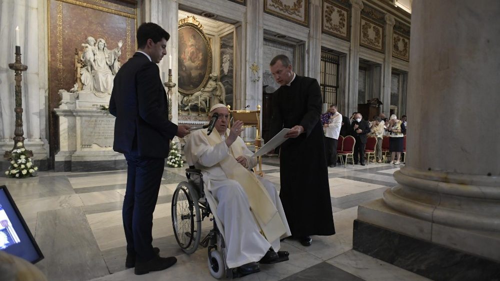 Na conclusão do mês mariano, o Papa Francisco concede a sua bênção ao final da oração do Santo Terço pela paz na Basílica Santa Maria Maior