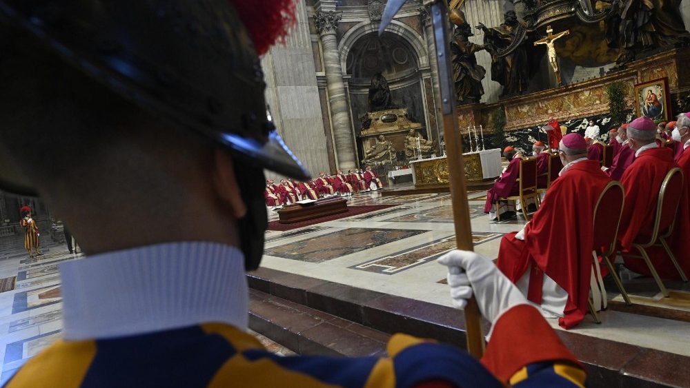 Funerais do cardeal Angelo Sodano no Altar da Cátedra da Basílica de São Pedro