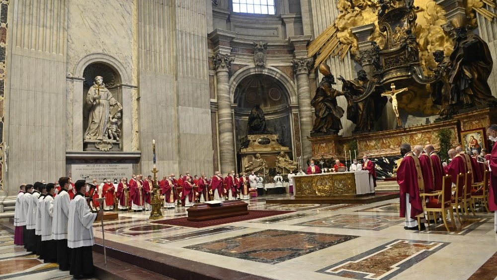 Funerais do cardeal Angelo Sodano no Altar da Cátedra da Basílica de São Pedro