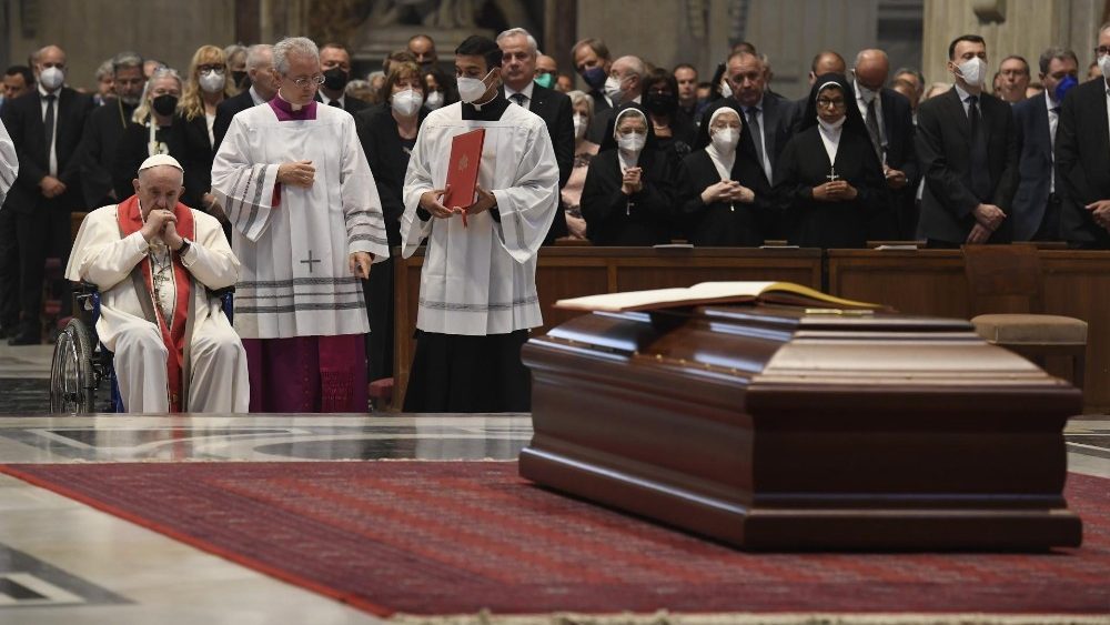 Funerais do cardeal Angelo Sodano no Altar da Cátedra da Basílica de São Pedro
