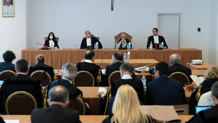 Foto de arquivo: o processo na Sala dos Museus Vaticanos por supostos negócios ilícitos com fundos da Santa Sé (Vatican Media)