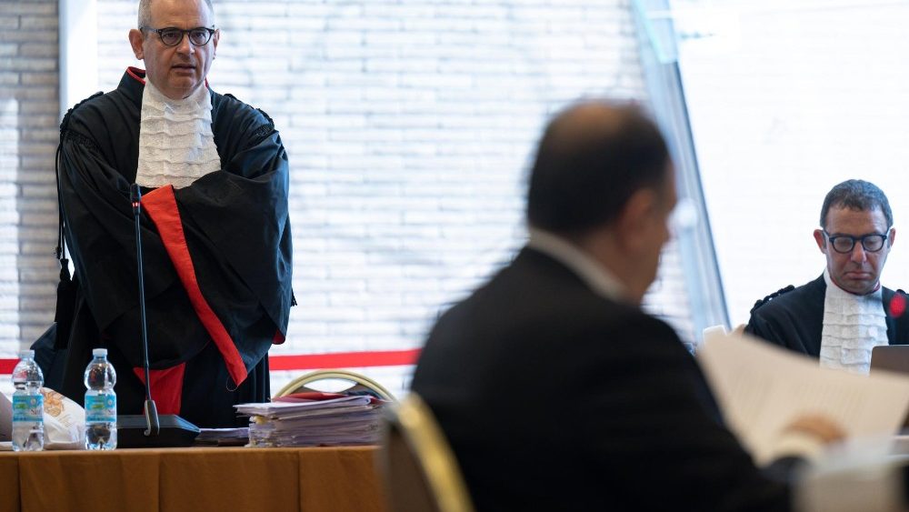 Fabrizio Tirabassi durante o interrogatório com o promotor de Justiça adjunto, Alessandro Diddi (Vatican Media)