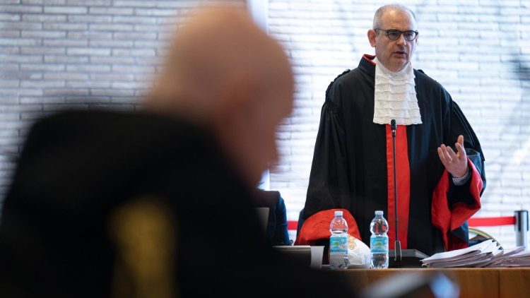 Il processo nell'Aula dei Musei Vaticani per i presunti illeciti compiuti con i fondi della Santa Sede