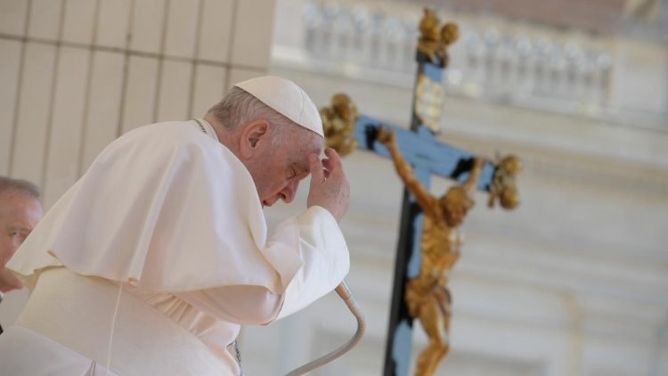 El Santo Padre continuará con las terapias para mejorar su rodilla 
