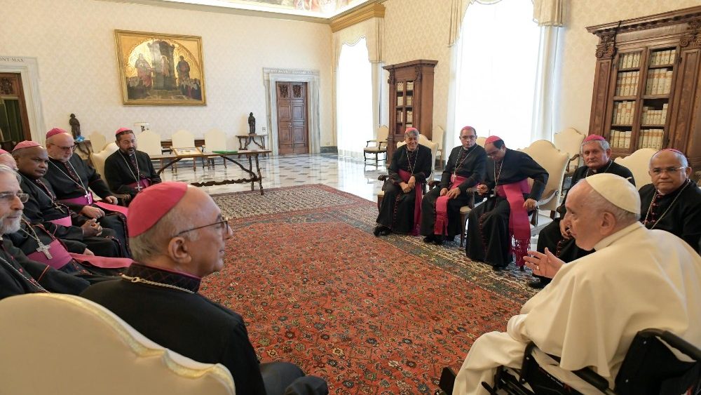 Francisco em audiência com os bispos em  visita ad Limina Apostolorum