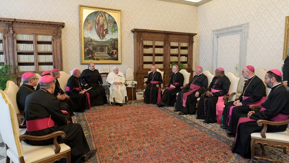 Francisco em audiência com os bispos em  visita ad Limina Apostolorum