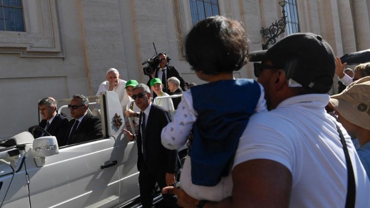 Il Papa tra i fedeli prima dell'udienza generale