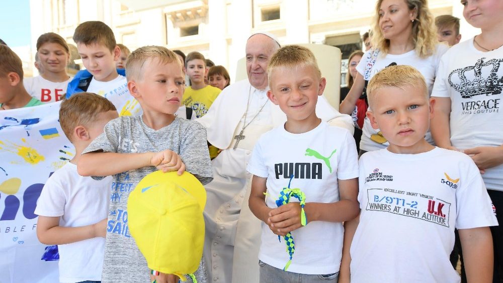 O encontro das crianças e voluntários com o Pontífice