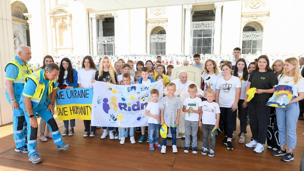 O encontro das crianças e voluntários com o Pontífice