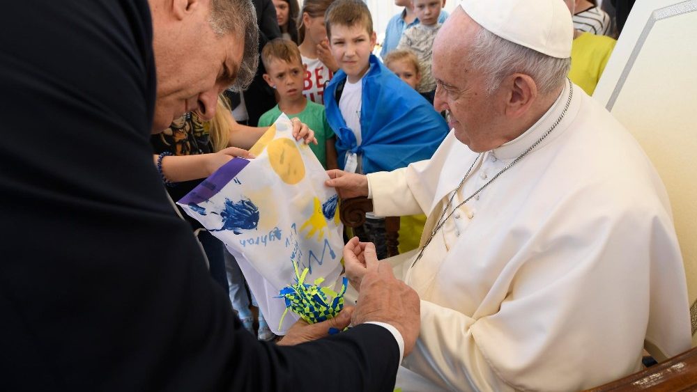 O encontro das crianças e voluntários com o Pontífice