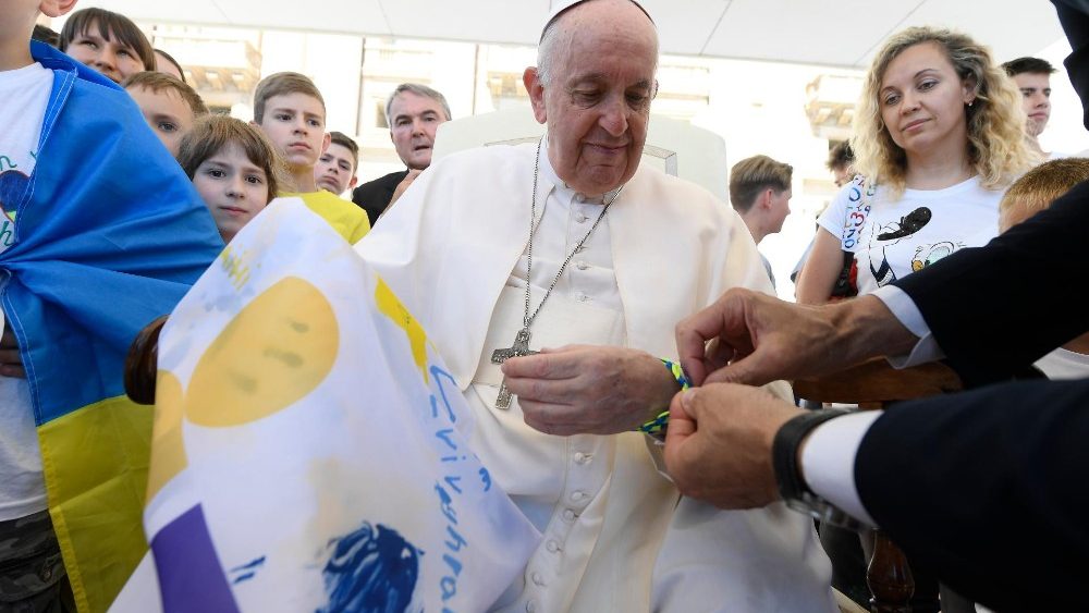 O encontro das crianças e voluntários com o Pontífice