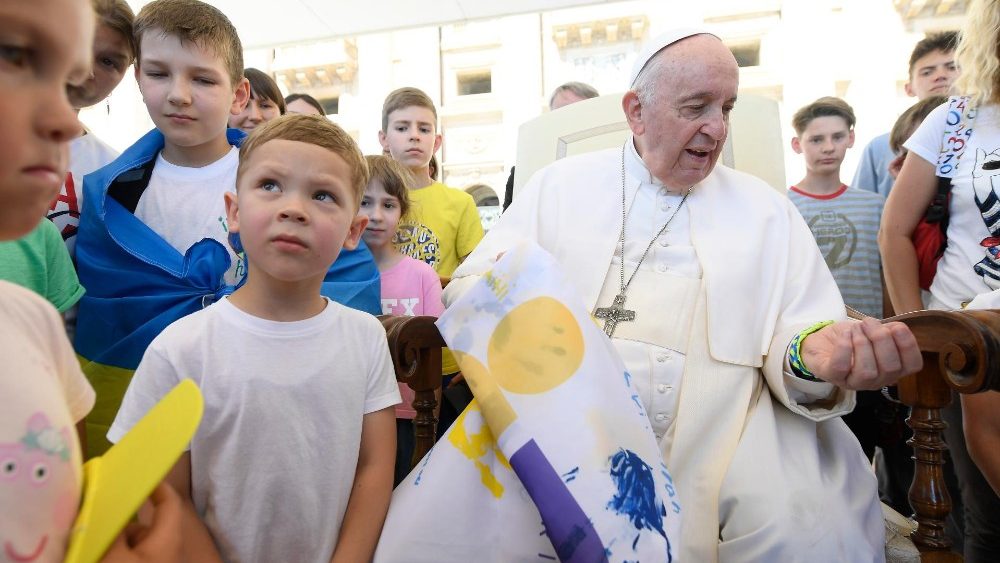 O encontro das crianças e voluntários com o Pontífice
