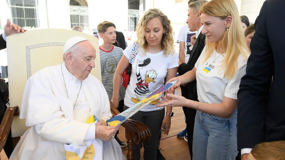 O encontro das crianças e voluntários com o Pontífice