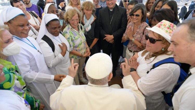 O Papa durante as saudações ao final da Audiência Geral desta quarta (8)
