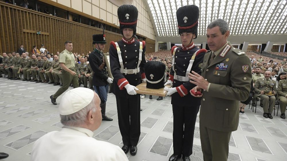 Encontro do Papa Francisco com os Militares da "Brigada dos Granadeiros da Sardenha" - 11.06.2022 (Vatican Media)