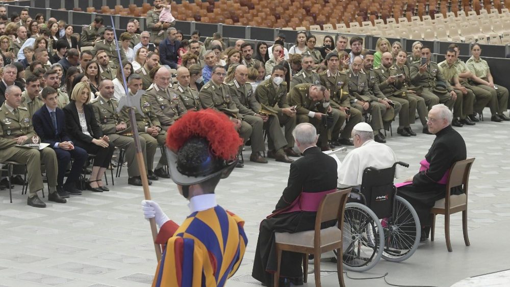 Encontro do Papa Francisco com os Militares da "Brigada dos Granadeiros da Sardenha" - 11.06.2022 (Vatican Media)