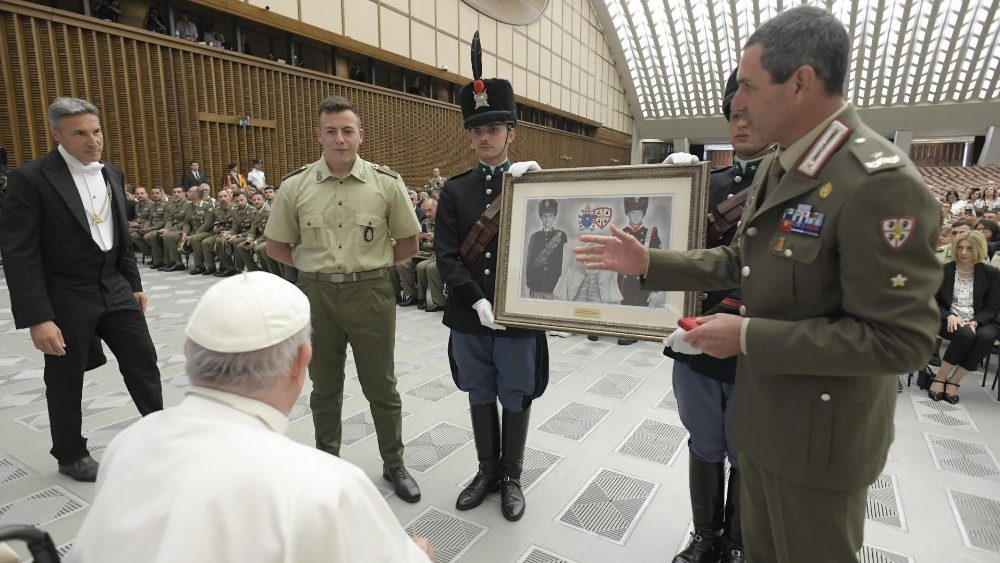 Encontro do Papa Francisco com os Militares da "Brigada dos Granadeiros da Sardenha" - 11.06.2022 (Vatican Media)