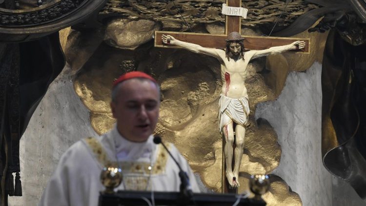 Il cardinale Mauro Gambetti mentre pronuncia l'omelia