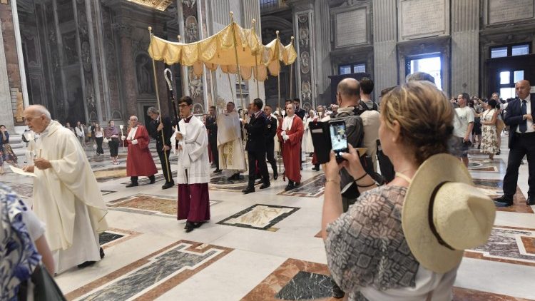 Ekaristi Takatifu ni Sakramenti ya Upendo unaomwilishwa katika huduma makini kwa watu wa Mungu kama ilivyokuwa kwa Kristo Yesu Siku ile ya Alhamisi Kuu.