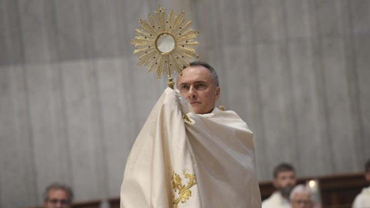 El Cardenal Mauro Gambetti en la Misa del Corpus Christi en la Basilica de San Pedro
