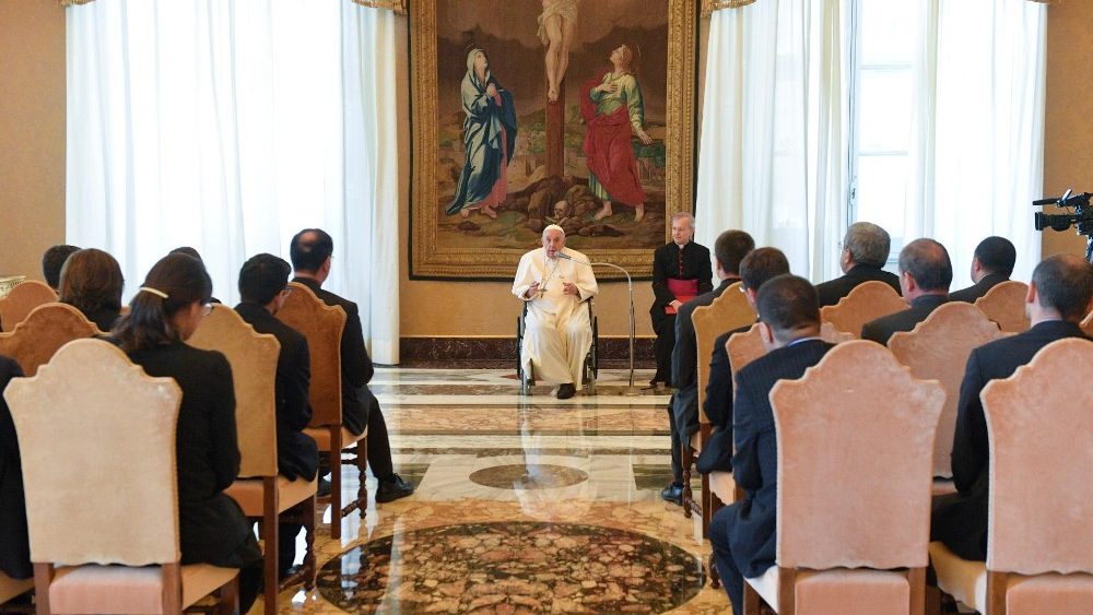 Papa Francisco com os membros da direção da revista teológica "La Scuola Cattolica"