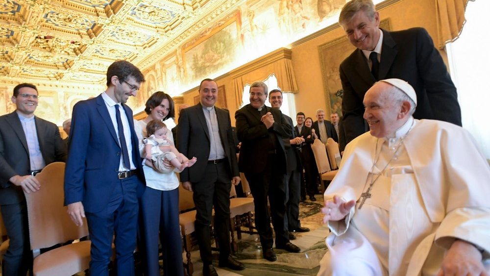 Papa Francisco com os membros da direção da revista teológica "La Scuola Cattolica"