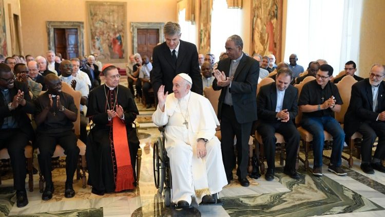 Francisco saluda a los miembros de la familia de Comboniana. 