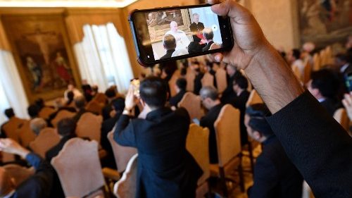 Viver "conectados" é criar pontes, afirma Francisco aos paulinos