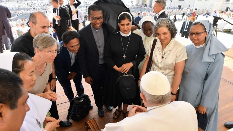 Der Papst empfing seine Gäste in letzter Zeit lieber sitzend - hier bei einer Generalaudienz