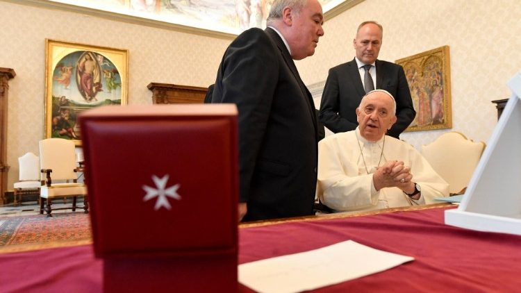Fra' John Dunlap, Statthalter des Malteserordens, bei einer Audienz mit Papst Franziskus im Jahr 2022
