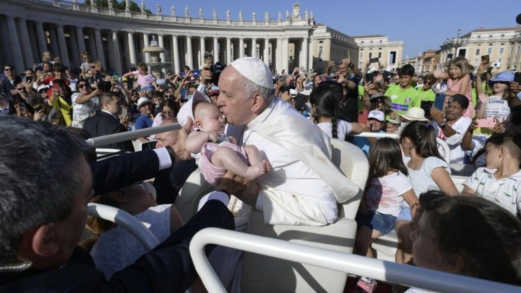 Francisco antes da missa de encerramento do X Encontro Mundial das Famílias na Praça São Pedro