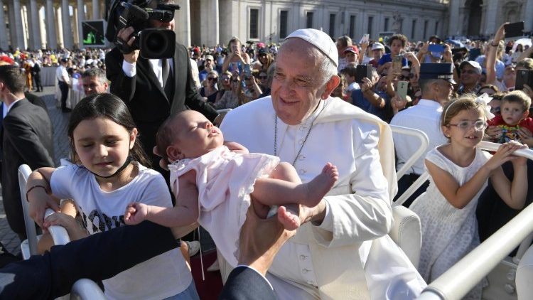 Encontro do Papa com participantes do evento mundial das famílias na Praça São Pedro, em junho