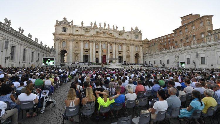 Fiéis na Praça São Pedro