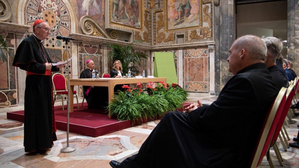 Il cardinale segretario di Stato Pietro Parolin mentre rivolge il suo saluto ai presenti nella Sala Regia del Palazzo Apostolico