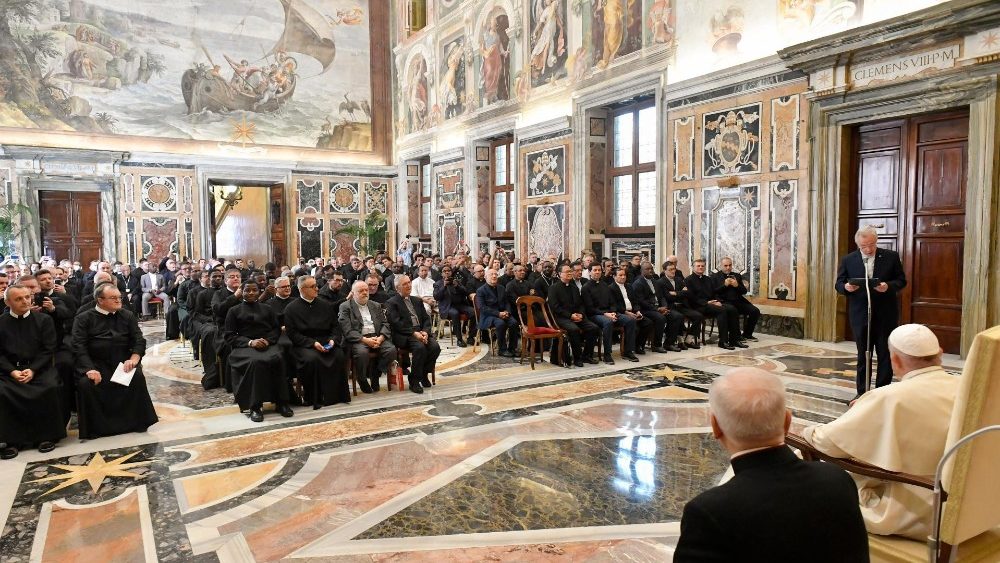 Audiência do Papa a três Congregações reunidas em Capítulo